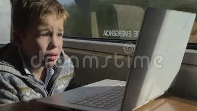 儿童乘坐火车，在笔记本电脑上看电影